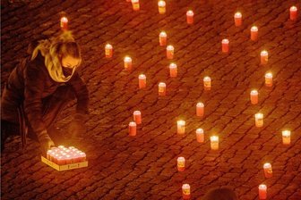 Seit Pandemiebeginn: Mehr als 1500 Corona-Tote im Erzgebirge - Bundesweit war in den zurückliegenden Monaten der Corona-Toten gedacht worden - so wie hier auf dem Bild mit Kerzen.