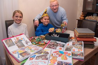 Seit sieben Jahrzehnten im Dienst der fünften Jahreszeit: Oelsnitzer Carnevalsclub feiert Jubiläum - Sophie Mikolayczyk (links) und Michl Lamprecht (Mitte) haben OCC-Präsident Frank Winkler (rechts) zu Hause besucht und blätterten mit ihm gemeinsam in der Chronik des Vereins.