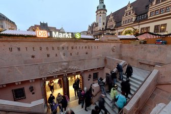 Gäste der City-Tunnel-Eröffnung verlassen die Bahnstation durch das nachempfundene Art-Deco-Portal der ehemaligen Untergrundmessehalle am Markt in Leipzig. 