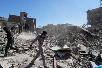 Seit Tagen kein Kontakt: Zwickauer WHZ-Absolventin bangt um Familie im Iran - Der Krieg bringt Leid und Zerstörung: Zerbombte Gebäude in Teheran nach US-israelischen Luftangriffen auf die iranische Hauptstadt.