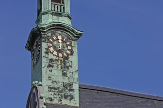 Seit Tagen steht sie still: Uhr an Zwickauer Gewandhaus ist kaputt - Die Uhr am Zwickauer Gewandhaus muss repariert werden.