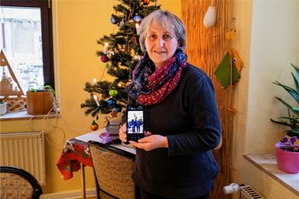Seit über 25 Jahren ehrenamtlich engagiert: Freibergerin erhält Bundesverdienstkreuz - Das Bild, wie ihr der Bundespräsident das Bundesverdienstkreuz verlieh, muss die Freibergerin Carmen Hartung derzeit oft zeigen. 