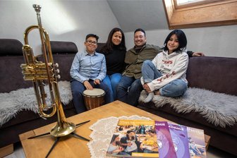 Seit vier Jahren im Vogtland: Warum eine Familie aus Venezuela sich eine Rückkehr nicht vorstellen kann - Der zwölfjährige Alejandro ist nicht nur Stürmer beim SV Merkur 06, sondern auch sehr musikalisch. Er spielt Trompete an seiner Schule, dem Julius-Mosen- Gymnasium in Oelsnitz. Mutter Darisbel, Vater José und Schwester Sofia (18) hören gern zu.