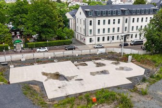 Seit zwei Jahren ruhende Ärztehaus-Baustelle in Plauen: Oberbürgermeister verkündet überraschende Neuigkeit - Die Bodenplatte des geplanten Ärztehauses an der Neundorfer Straße. Bisher kostete der Bau vis-à-vis der Bibliothek 2,5 Millionen Euro.