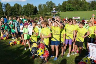 Seite an Seite mit Olympia-Teilnehmern: Thumer Grundschüler jubeln beim heimischen Werfertag - Der Siegerpokal ging diesmal an die Grundschule Thum.