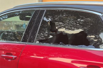 Seitenscheibe seines Wagens eingeschlagen: Wilkau-Haßlauer Kommunalpolitiker vermutet politisch motivierte Tat - Die hintere Seitenscheibe des Autos von Jens Breitfeld wurde am Samstagabend eingeschlagen.