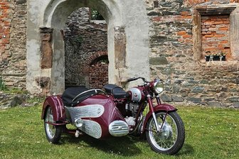 Seitenwagen aus der Schlosserei: Hartensteiner holen fast vergessenes Kapitel Motorradgeschichte ans Licht - Historische Technik vor historischer Kulisse: Ein HTH-Seitenwagen an einer Sport-Awo im Hof der Schlossruine Hartenstein. Dort findet am Samstag erstmals das HTH-Seitenwagentreffen statt.