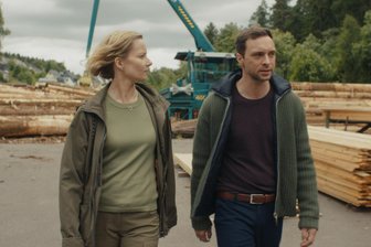 Seitenwechsel im Erzgebirgskrimi: André Kaczmarczyk über seine Gastrolle in „Mordholz“ - Saskia Bergelt (Teresa Weißbach) kann im Erzgebirgskrimi „Mordholz“ Heiko Zenkers (André Kaczmarczyk) Vertrauen gewinnen.