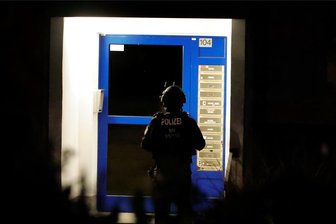 SEK-Einsatz in Chemnitz: Ein Knall, eine Leiche und warum die Polizei mit einem Großaufgebot anrückte - Rings um das Gebäude waren vor dem Zugriff mehrere Einsatzwagen positioniert worden. Bereits am Nachmittag waren die ersten Beamten vor Ort. Der Zugriff war geplant.