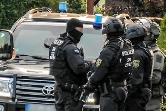 SEK und Rettungsdienst in Schwarzenberg im Einsatz: Polizei hält sich mit Informationen noch bedeckt - Auch Kräfte eines Spezialeinsatzkommandos waren am Morgen in Schwarzenberg im Einsatz.