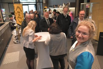 Sekt für die ersten Gäste: Freiberg hat jetzt auch eine „Silberne Pforte“ - Silberstadtkönigin Laura gehörte am Freitag zum Empfangskomitee für die rund 100 geladenen Gäste.