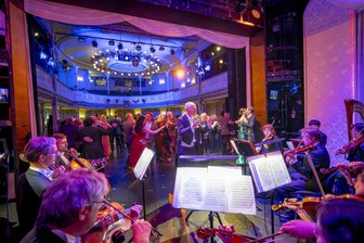 Sektempfang, Gala-Programm, Mitternachtssnack: Das erwartet die Olbernhauer bei Theaterball-Premiere - In Annaberg wurde im November vorigen Jahres der 31. Theaterball gefeiert. In Olbernhau soll es im April die Premiere geben.