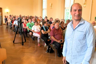 Sektenexperte über "Königreich Deutschland": "Ich halte Peter Fitzek für einen geschickten Lügner" - Der "König" sucht Volksnähe: Peter Fitzek mit seiner Lebensgefährtin Annett Ullmann auf einem Bürgerforum im Juli in Halsbrücke.