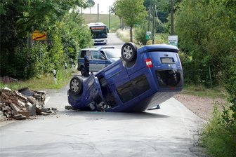 Sekundenschlaf: Auto in Chemnitz überschlägt sich - Der VW Caddy überschlug sich bei dem Unfall.