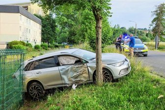 Sekundenschlaf: Mann fährt an seinem Geburtstag gegen Baum - Der VW an einem Straßenbaum in Hohenstein-Ernstthal.