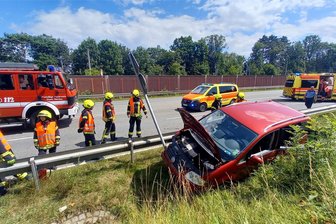 Sekundenschlaf: Schwerer Unfall in Werdau - Rettungsdienst, Feuerwehr und Polizei waren am Sonntagnachmittag auf der Westtrasse in Werdau im Einsatz.