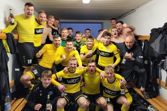 Selbst der Trainer ist rundum zufrieden - Im Anschluss an das 7:0 in Zorbau gab es ein Siegerbier. Denn so hoch hatte der VFC auswärts noch nie gewonnen.