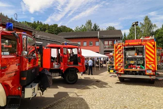 Selbst die Bundeswehr präsentiert sich im Erzgebirge auf der Blaulichtmeile - Die moderne Technik der Feuerwehrleute begeisterte natürlich Besucher der Blaulichtmeile in Burkhardtsdorf.