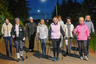 Selbst Dunkelheit hält Frauen nicht von Walking-Tour ab -