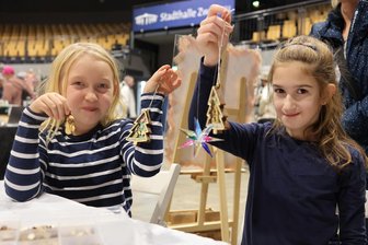 Selbst gemacht statt nur selbst gekauft: Was Besuchern des Advents-Kreativmarktes in Zwickau besonderen Spaß macht - Jolien (links) und Bora waren fleißig: Sie haben Schüttelanhänger und Acrylsterne auf dem Advents-Kreativmarkt gebastelt.