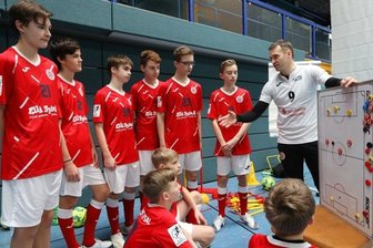 Selbst in der Pause ist nicht frei - Im wahrsten Sinne des Wortes vom Meister gelernt: Michal Salak (r.) gewann 2018 und 2020 den nationalen Titel mit Hohenstein-Ernstthal und gibt sein geballtes Futsal-Wissen gern an den Nachwuchs weiter. 