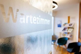 Selbst in dringenden Fällen gibt es in Sachsen oft keinen zeitnahen Termin beim Facharzt - Hoffnung auf mehr freie Arzttermine.