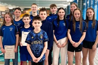 Selbst Kaderzeiten purzeln: Schwimmriege aus dem Erzgebirger fischt Edelmetall aus dem Becken - Schwimmerinnen und Schwimmer des SV Schneeberg haben in Chemnitz ihren Leistungsstand überprüft.
