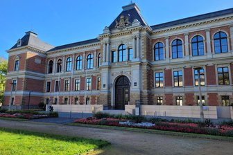 Selbst sein Verteidiger sagt: „Dümmer geht’s eigentlich nicht“ – Zwickauer zeigt Polizisten Hitlergruß - Der Fall wurde vor dem Landgericht in Zwickau verhandelt.