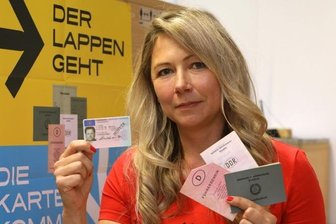 Selbstbedienung beim Führerschein teuer - Für Sachgebietsleiterin Heike Hofmann von der Führerscheinstelle in Glauchau ist der Umtausch Alltag. Damit nicht gemogelt werden kann, wird der alte Führerschein immer entwertet.