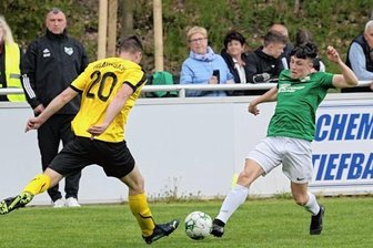 Selbstbewusst, aber nicht arrogant - Auf Stürmer Louis Woidtke (r., hier gegen Auerbach II) müssen die Thalheimer in Mülsen verletzungsbedingt verzichten. 