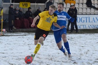 Selbstbewusstsein des VfB Auerbach wird größer, der Kader aber kleiner - VfB-Neuzugang Max Roscher (links) wird hier von Glauchaus Colin Ullmann angegriffen.