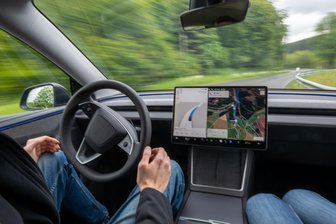 Selbstfahrende Teslas bringen Schüler und Senioren ans Ziel - Es ist in Europa das erste Shuttle-Projekt, bei dem Teslas mit der Software "Full Self-Driving (Überwacht)" fahren (Archivbild)