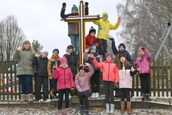 Selbstgebastelte Überraschungen: Kinder im Erzgebirge danken lokalen Firmen auf kreative Weise - Im Ferienprogramm der lutherischen Kirchgemeinde in Neudorf bauten Kinder unter anderem dieses Kreuz.
