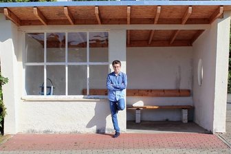 Selbsttest: Eine Woche nur mit Bus und Bahn im Landkreis Zwickau - Benjamin Martin verbrachte während des Selbstversuchs viel Zeit einsam an Wartehäuschen, wie hier in Niedercrinitz. 