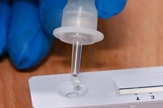 Selbsttests werden vielerorts knapp - Die Nachfrage nach Corona-Selbsttests ist deutlich gestiegen. Die Folge: Das Angebot wird knapp und die Preise steigen. 