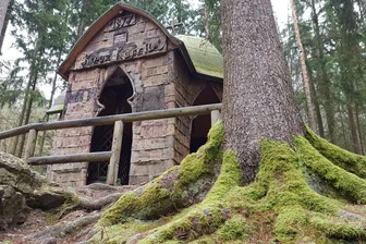 Selbstversuch in Sachsens erstem Kur- und Heilwald in Bad Elster - Die Kreuzkapelle auf dem Brunnenberg in Bad Elster gehört zu den Orten, die im Kurwald-Konzept eine wichtige Rolle spielen.