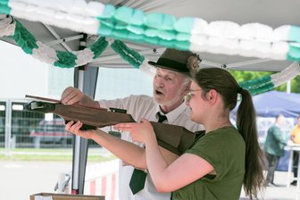 Selbstversuch mit Armbrust: Wie schwer ist es, Plauener Adlerkönig zu werden? - Die Haltung stimmt noch nicht ganz: Redakteurin Jana Wejkum bekommt Tipps von Jörgen Vogt vom Plauener Schützenverein „Treffer“.