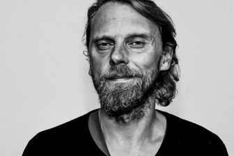 „Selektiver Humanismus“? Jens Balzer kritisiert in „After Woke“ das linke Schweigen nach dem Hamas-Massaker in Israel - Jens Balzer