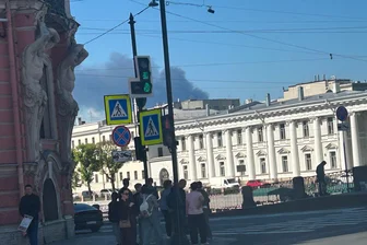 Selenskyj lobt Drohnentruppen nach Attacke auf Petersburg - In weiten Teilen der Millionenstadt an der Newa waren nach dem ukrainischen Angriff Rauchschwaden zu sehen.