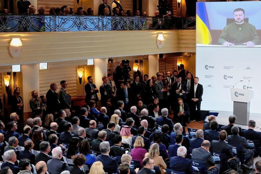 Selenskyj sieht Ukraine als David im Kampf gegen Goliath - Per Video der Münchner Sicherheitskonferenz zugeschaltet: Der ukrainische Präsident Wolodymyr Selenskyj dringt auf schnellere Waffenlieferungen. 