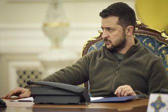 Selenskyj stellt Antrag auf beschleunigten Nato-Beitritt der Ukraine - Auf diesem vom Pressebüro des ukrainischen Präsidenten veröffentlichten Foto leitet Wolodymyr Selenskyj, Präsident der Ukraine, eine Sitzung des Nationalen Sicherheits- und Verteidigungsrates. Unmittelbar nach der Annexion von vier Gebieten durch Russland will die Ukraine offiziellen Angaben zufolge einen beschleunigten Beitritt zur Nato beantragen.
