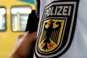 Selfie-Tour am Bahnhof - Zug muss Notbremsung einlegen - 