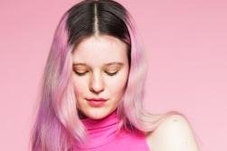 Selfies und Systemkritik - Die Instagram-Skulptur "Untitled" von Arvida Byström zeigt die im Internet verbreitete Selbstentblößung - und Doppelmoral: Der Schamhaare wegen würden viele sozialen Netze das Bild löschen.