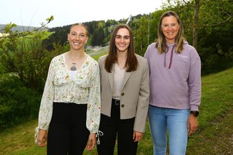 Selina Freitag: „Frauen können Kinder gebären, da können wir auch Skifliegen“ - Die Weltmeisterinnen Susanne Kreher, Selina Freitag und Denise Herrmann-Wick (v.l.) diskutierten in Oberwiesenthal.