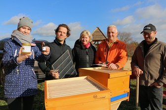 Seltene Dunkle Wildbiene soll in Kloschwitz heimisch werden - Mark Horlamus (2. von links) aus Tobertitz und Stefan Lindner (rechts) aus Weischlitz, beide von der Bürgerinitiative zum Schutz der Natur und Umwelt von Gold- bis Rosenbach, erfahren Wissenswertes zur dunklen Wildbiene von Jens und Heike Liebig sowie Tochter Lucille.