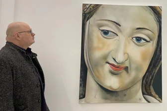 Seltene Einblicke: Zwickauer Galerie zeigt als erste in Ostdeutschland Werke von international renommierter Künstlerin - Klaus Fischer, Vorsitzender des KV Freunde Aktueller Kunst betrachtet Kneffels Werke