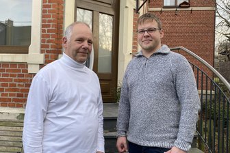 Seltene Familientradition: Arztpraxis in Westsachsen wird bald in fünfter Generation geführt - Lutz Herrmann (links) hat die HNO-Praxis von seiner Mutter übernommen. Sein Sohn Max ist vor einem Jahr in die Praxis eingestiegen.