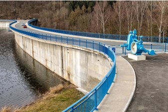 Seltene Gelegenheit: Staumauer der Talsperre Pöhl öffnet am Sonntag für Besucher - was man vorab wissen sollte - Das Herzstück der Anlage: die Staumauer der Talsperre Pöhl. Am Sonntag können Besucher das Innere des Bauwerks erkunden.