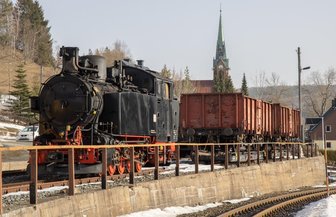 Seltene historische Lok rollt zur Überprüfung in die Werkstatt nach Oberwiesenthal -