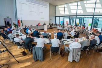 Seltene Konstellation im Zwickauer Stadtrat: AfD eckt an und beugt sich der Mehrheit - Die AfD-Fraktion (vorn links) konnte sich im Zwickauer Stadtrat mit einem Vorstoß nicht durchsetzen.
